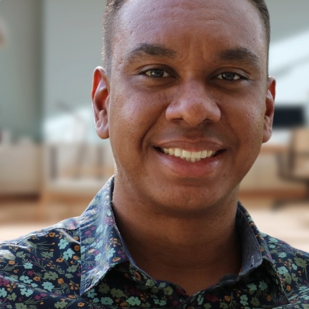 Renan Almeida sorrindo